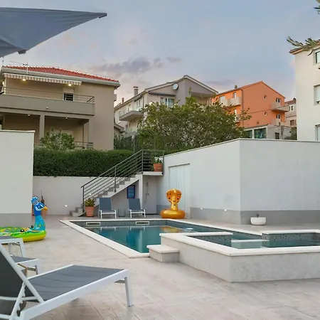 Villa Fantastic House *